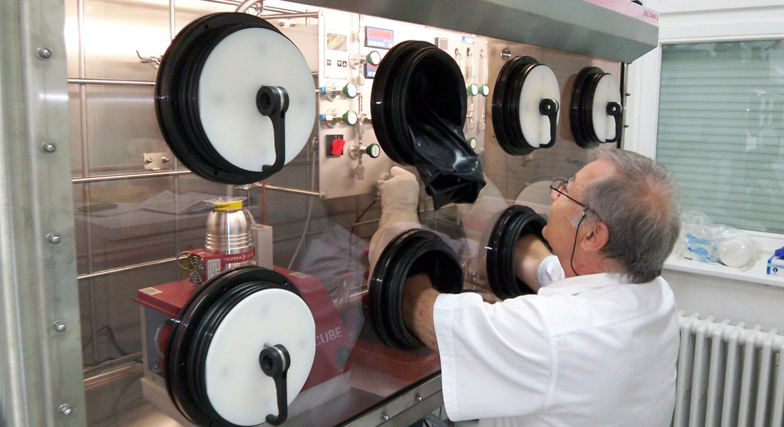 Plutonium- oder Tritium-Handhabung in Gloveboxen