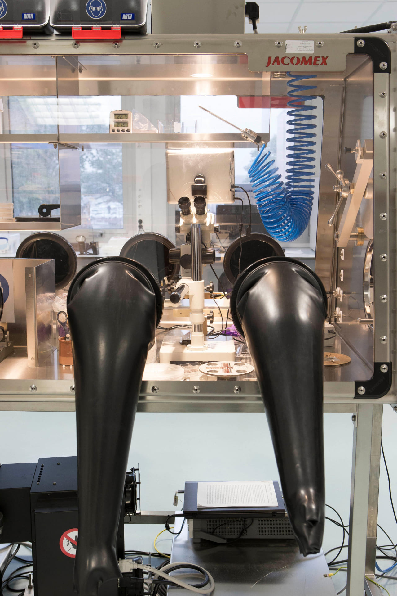 Handschuhkastensysteme für die Elektrodenfertigung
