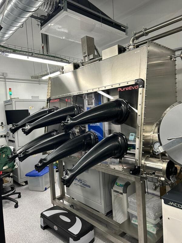 Plutonium- oder Tritium-Handhabung in Gloveboxen